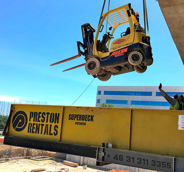 Gaffeltruck sænkes ned i SuperDeck® - patenteret last-skuffe system
